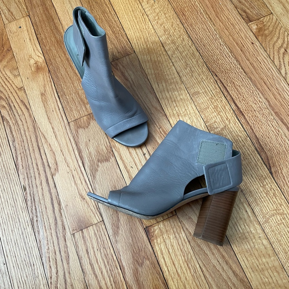Vince Faye pebbled Nubuck Leather Peep Ankle Boot Slingback Chunky Block Sandals